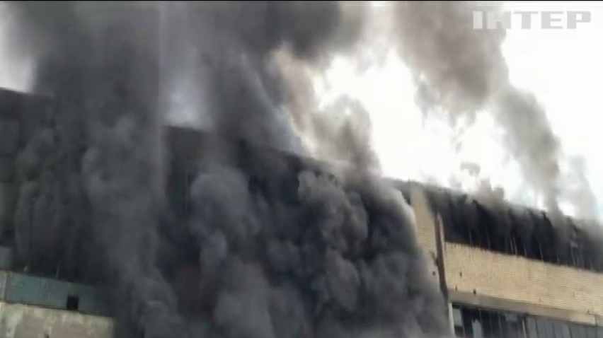 Пожежа у Чернівцях: згоріли два поверхи фабрики