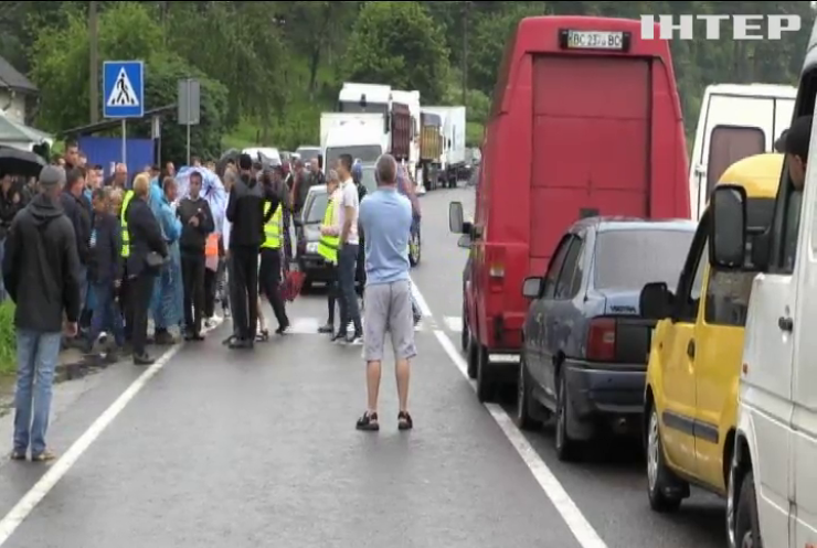 На Львівщини селяни протестами вимагають розпочати ремонт дороги