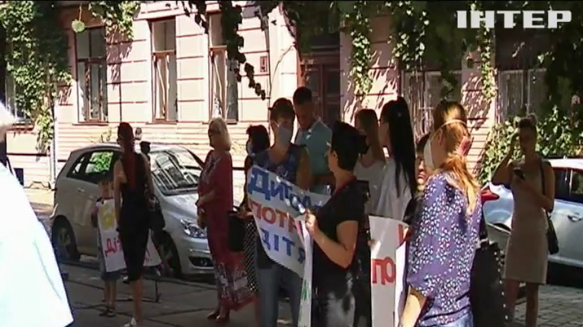 У Чернівцях батьки вимагають відкрити дитячі садки