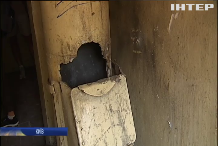 "Ваш дім буде підірваний": у Києві розслідують вибух у житловому будинку
