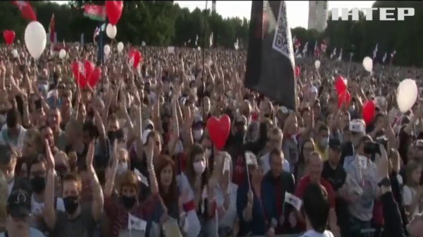 У Білорусі десятки тисяч людей вийшли на мітинг опозиції