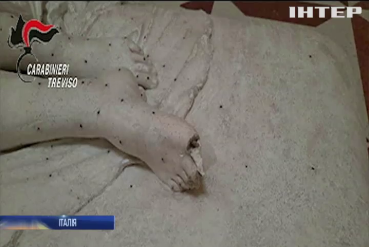 Турист відламав палець скульптурі в музеї