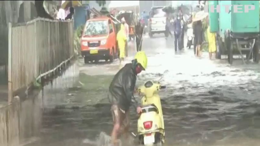 У Мумбаї мусонні дощі спричинили хаос на дорогах