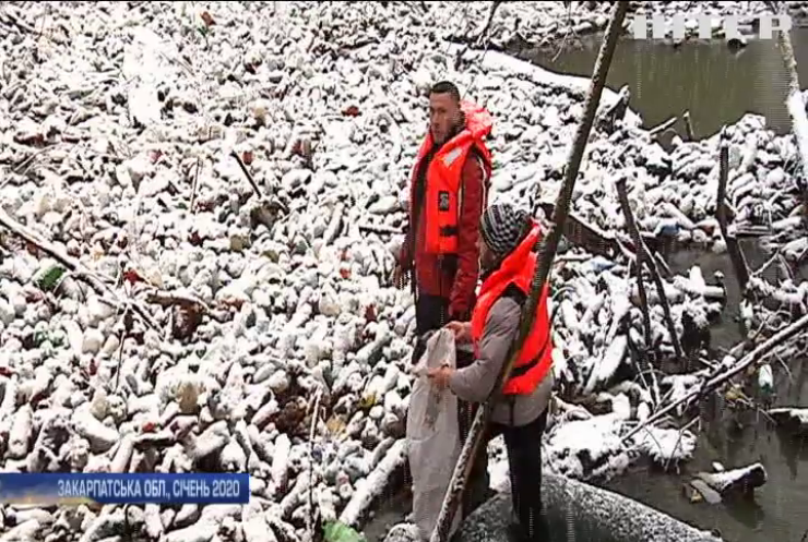 На Закарпатті річка Боржава потерпає від тонн сміття