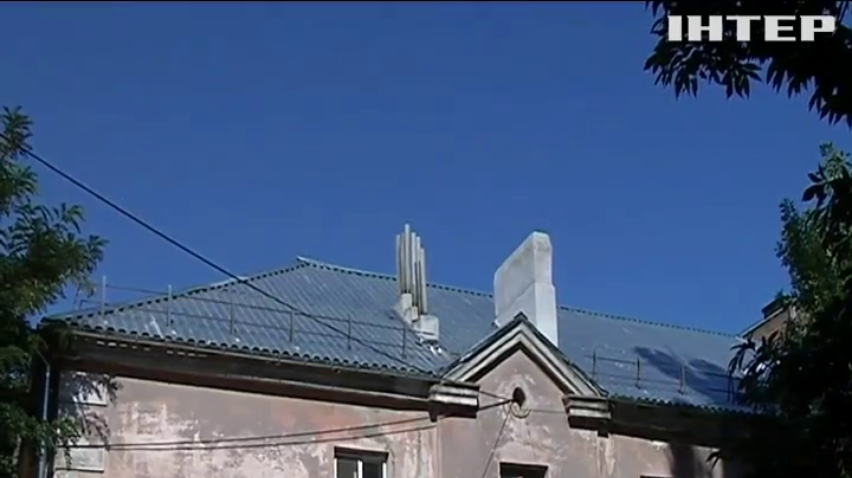 У Миколаєві мешканець багатоповерхівки потерпає від обвалу даху
