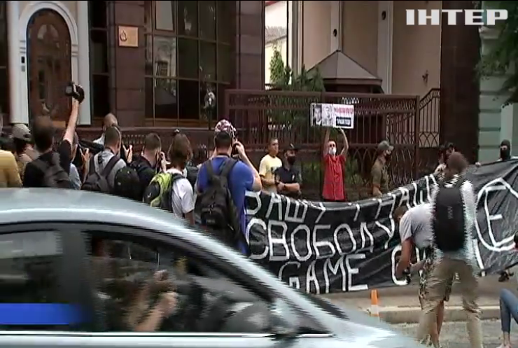 У Києві під посольством Білорусі протестують десятки активістів