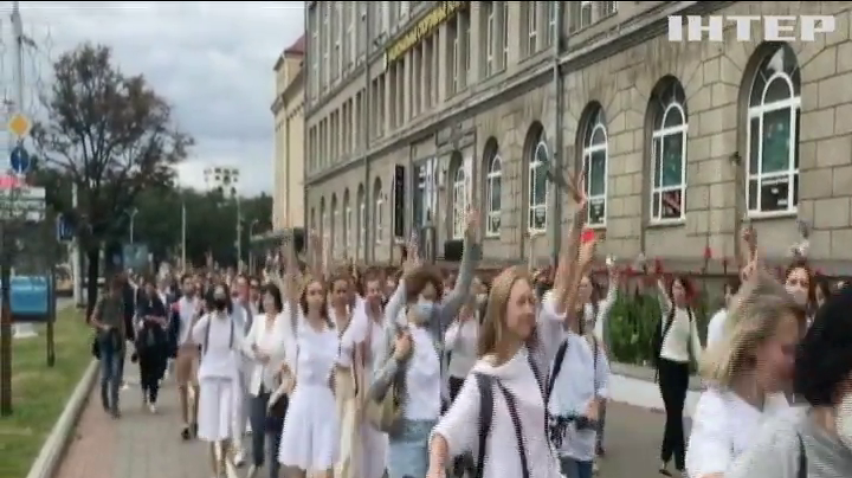 "Досить нас бити": у Мінську жінки вишикувалися в живий ланцюг