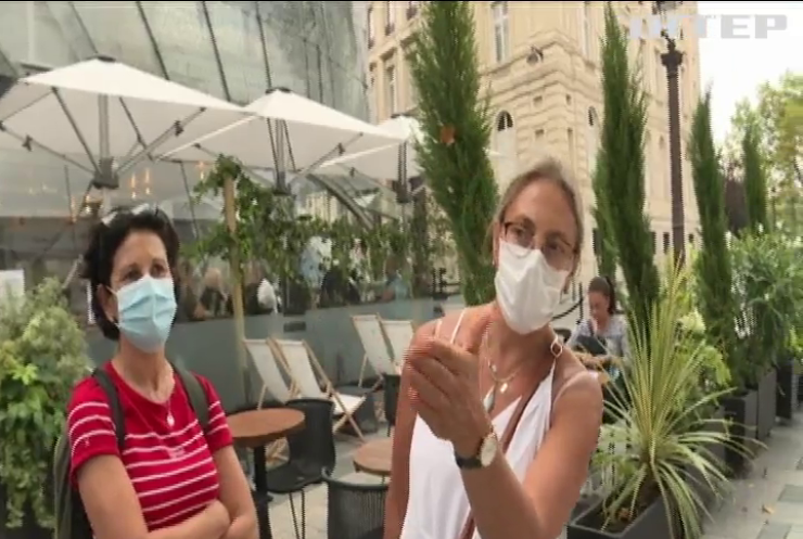 Французів зобов'язали носити маски на роботі