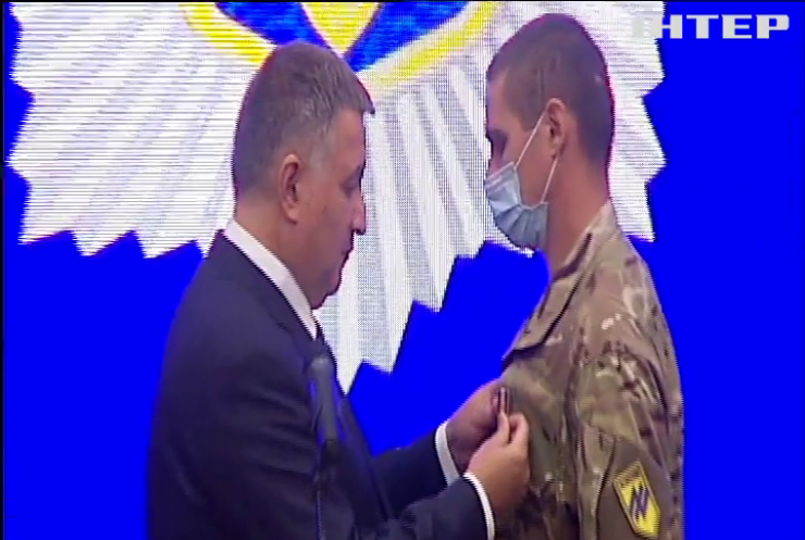 Арсен Аваков відзначив спецпризначенців полку "Азов" державними нагородами