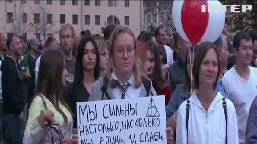 Білоруська опозиція ланцюгом єдності оперезала Червоний костел у Мінську