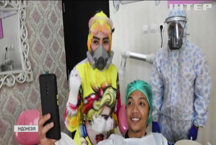 Лікарка-стоматолог з Індонезії дивує пацієнтів барвистими захисними костюмами
