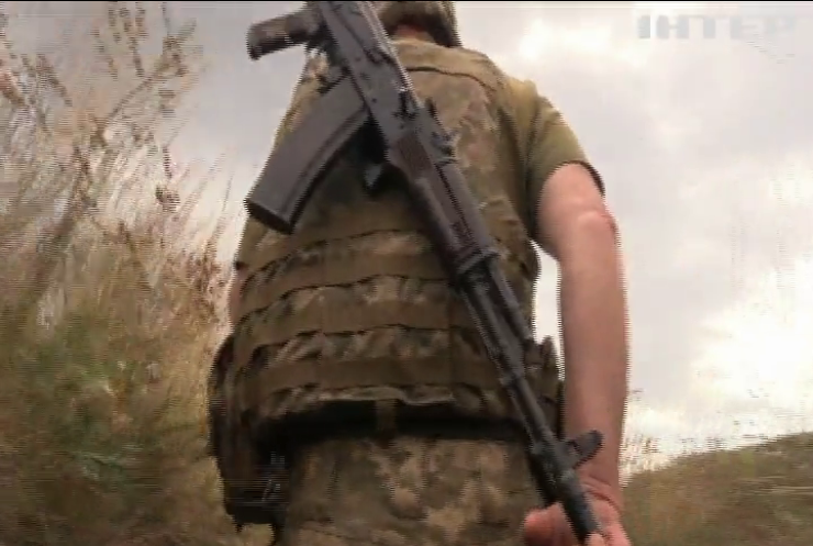 На Донбасі під час інженерних робіт рвонула міна: двох військових поранено