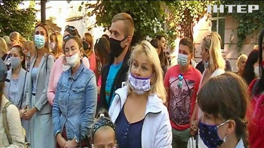 Батьки Чернівців мітингували за відкриття шкіл