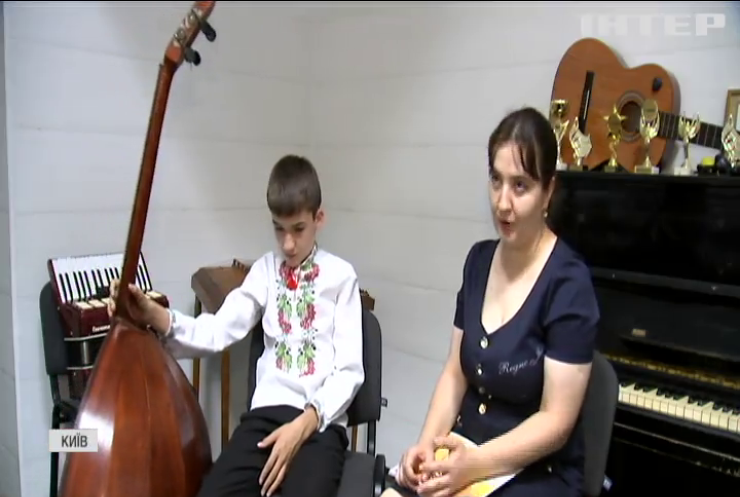 Юний музикант з аутизмом освоїв 11 інструментів