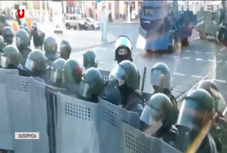 У Білорусі масово та жорстко розганяють акції протесту