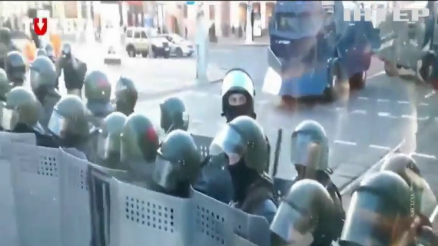 У Білорусі масово та жорстко розганяють акції протесту