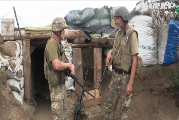 На Донбасі військові відновлюють пошкоджені житлові будинки