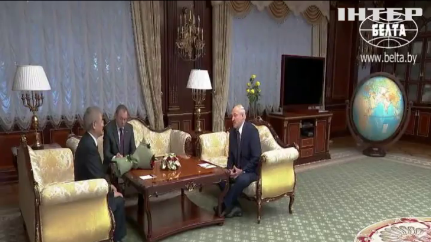 Хто привітав Лукашенка з отриманням президентського посвідчення