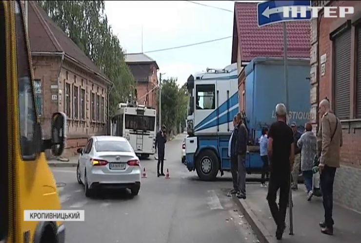 У Кропивницькому вантажівка протаранила тролейбус