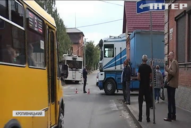 У Кропивницькому вантажівка в'їхала у тролейбус з пасажирами