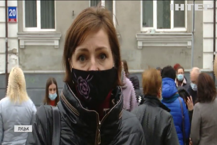 Медики і жителі Луцька протестують проти перепрофілювання пологового будинку у короновірусний шпиталь