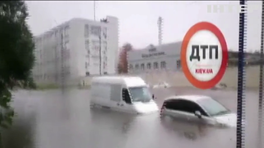 Злива перетворила вулиці українських міст на річки