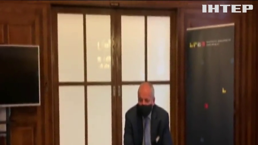 Чеського міністра впіймали у закритому на карантин ресторані