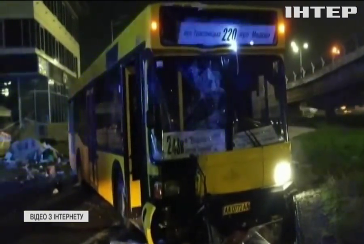 Смертельна ДТП: у Києві автобус в'їхав у зупинку
