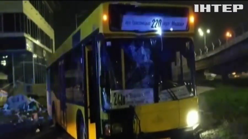 Смертельна ДТП: у Києві автобус в'їхав у зупинку