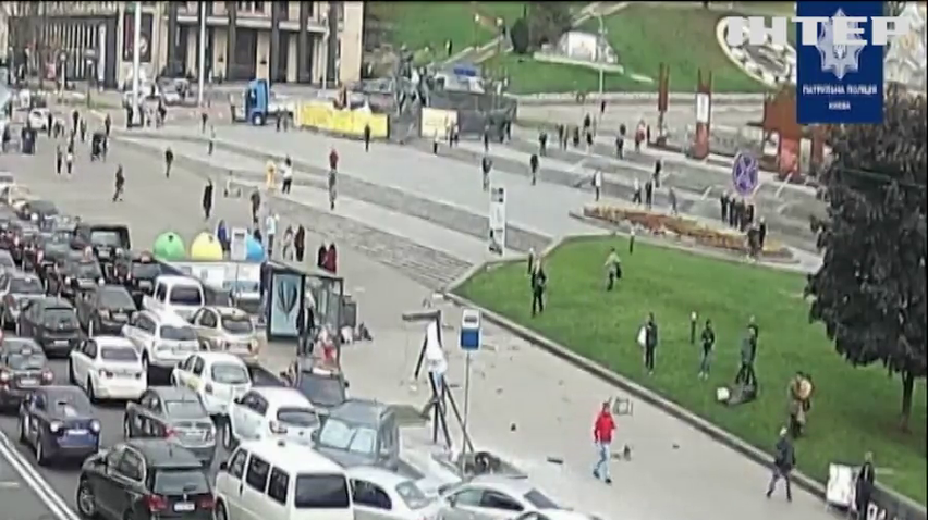 ДТП на Майдані: у Києві водій протаранив юрбу людей, є загиблі та поранені (відео)