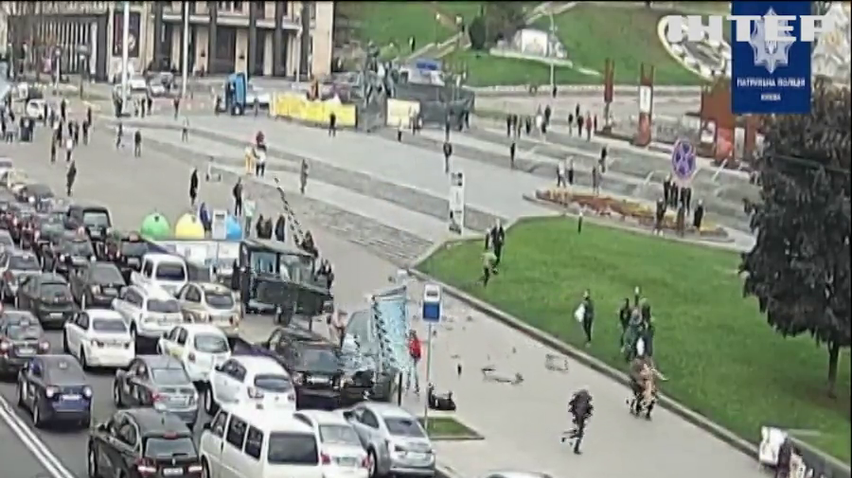 ДТП у Києві: на Майдані Незалежності позашляховик зніс людей на зупинці громадського транспорту