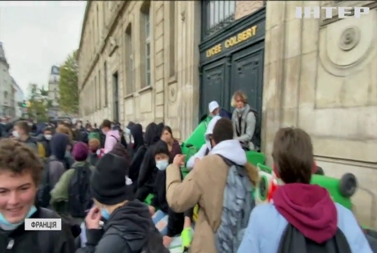 У Франції прихильники жорсткого карантину побилися з поліцією