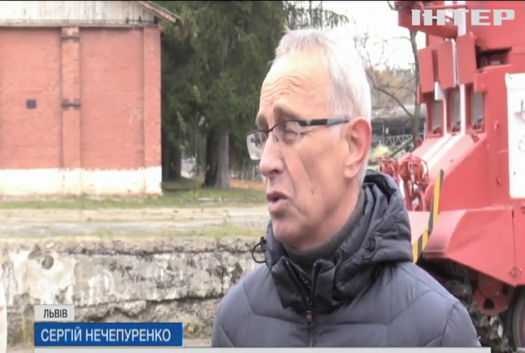 На Львівському бронетанковому заводі рятують радянську протипожежну техніку