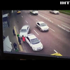 У Києві таксист протаранив зупинку із пішоходами