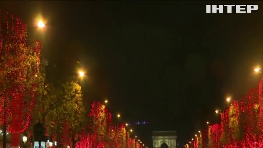 Серце Парижу засяяло різдвяними вогниками