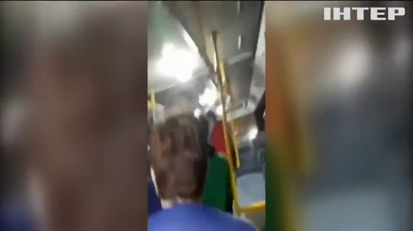 У Маріуполі "антимасочники" побили пасажира тролейбуса через зауваження (відео)