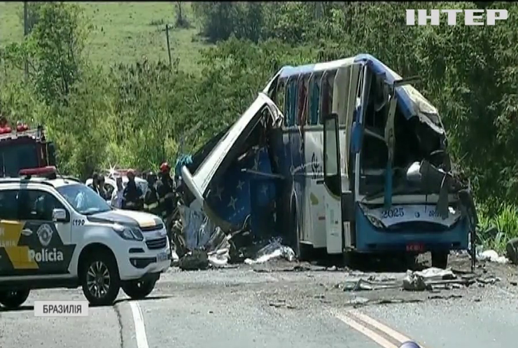 У Бразилії вантажівка "розмазала" автобус із пасажирами