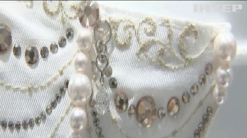 В Японії почали продавати маски з перлами й діамантами