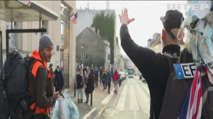 Пішки до Парижу: екоактивісти вирушили у мандрівку очищувати Францію від масок