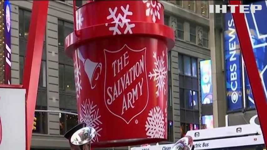У Нью-Йорку встановили величезне відерце для пожертв