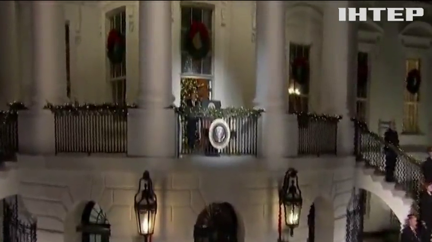 Перед Білим Домом запалили різдвяну ялинку
