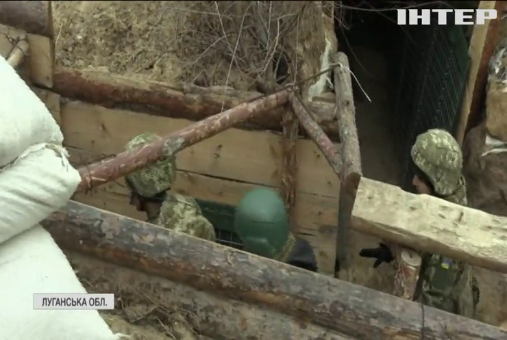 Війна на Донбасі: військовослужбовці утеплюють бліндажі на передових позиціях