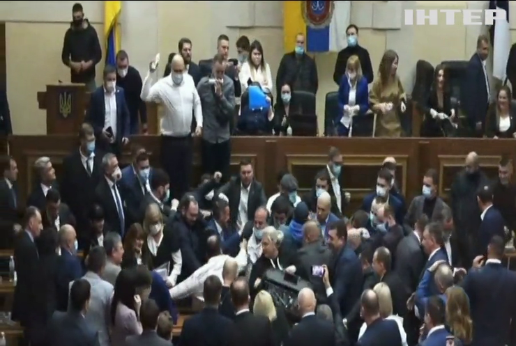 Бійки, вирвана апаратура та зламані руки: депутати Одеської облради з боями відкривали першу сесію
