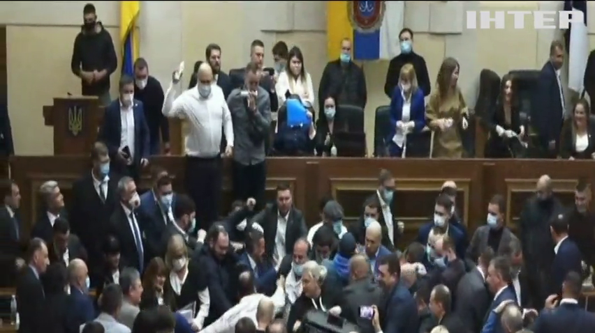 Бійки, вирвана апаратура та зламані руки: депутати Одеської облради з боями відкривали першу сесію