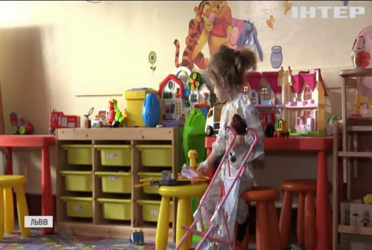 Небезпечні забавки: у Львові дворічна дитина наїлася магнітів