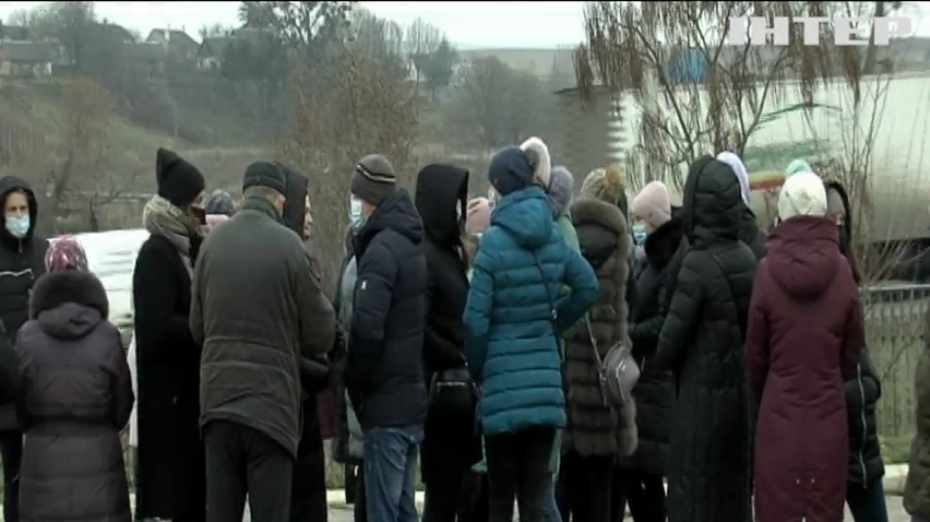 На Рівненщині батьки школярів вимагають встановити світлофор на смертельному переході