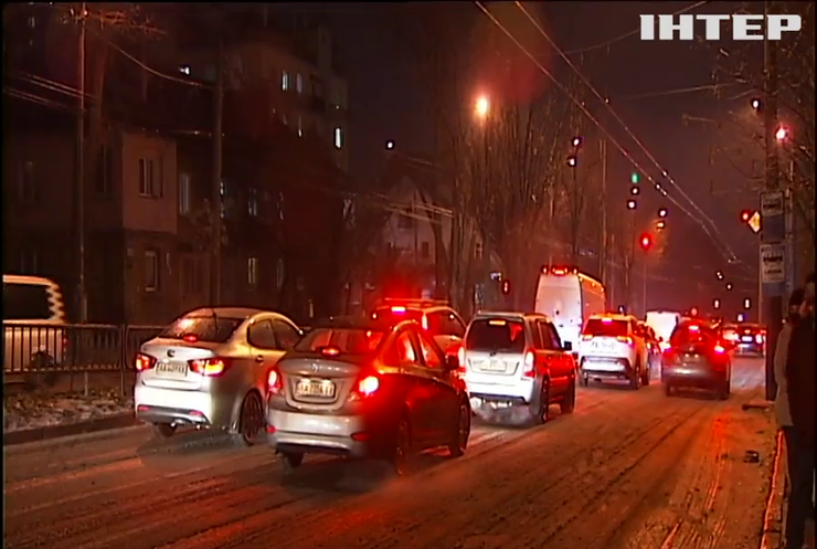 Негода в Україні: вулиці міст перетворились на ковзанку