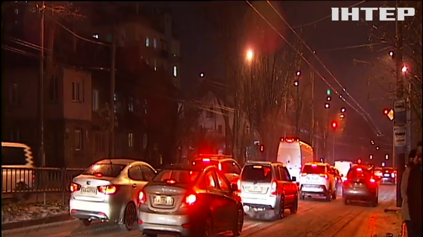 Негода в Україні: вулиці міст перетворились на ковзанку