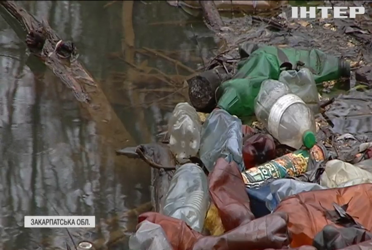 Чому на Закарпатті річки перетворюються на смітник