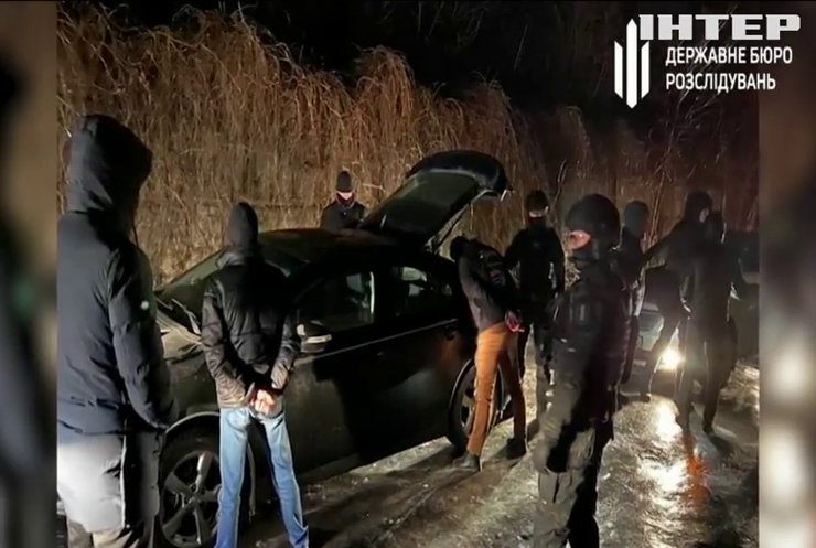 У Києві поліцейські тримали чоловіка в гаражі та вимагали 3 тисячі доларів